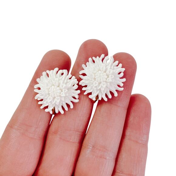 VTG 50s Flower Clip-On Earrings White Chrysanthemum Gold Tone Mid Century Floral - Picture 2 of 12